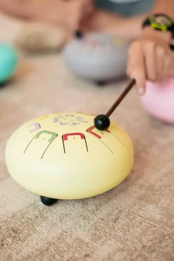 Juegaconmigo Bębenek językowy Baby Tambu śr. 15cm - Mellow Yellow