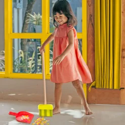 B.Toys Clean ‘n’ Play – drewniany zestaw do sprzątania