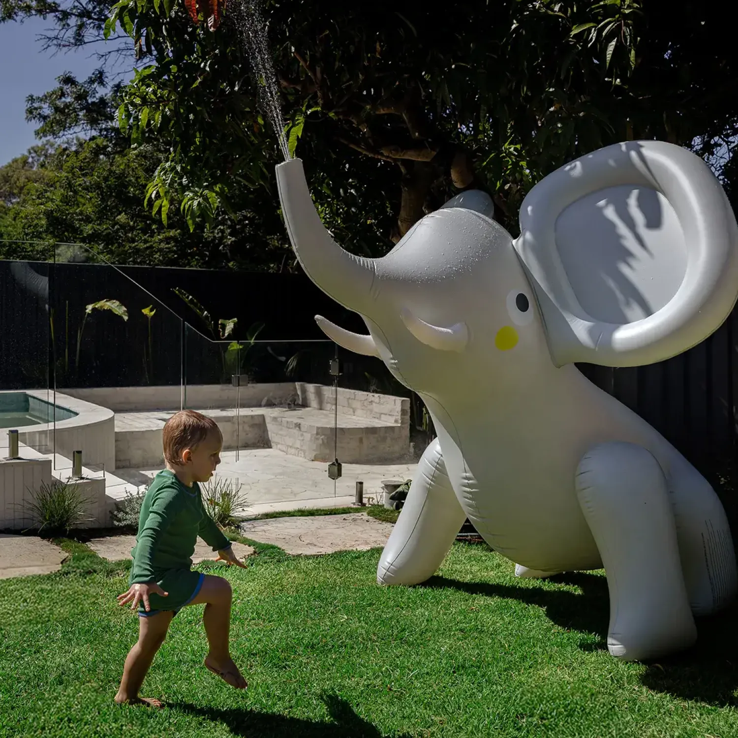 Sunny Life Dmuchany zraszacz gigant - Eli the Elephant