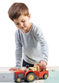 Tender Leaf Toys Drewniany traktor z przyczepą i akcesoriami