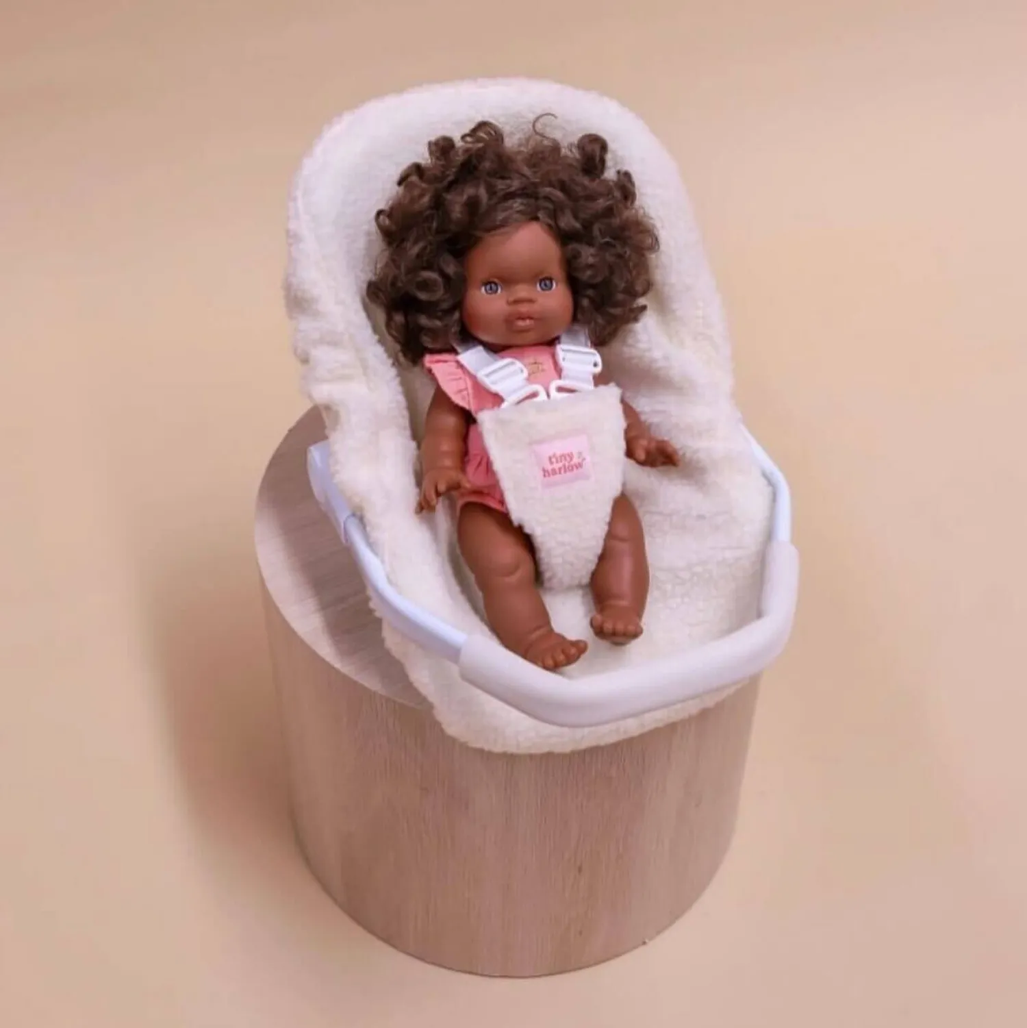 Tiny Harlow Fotelik samochodowy dla lalki Sheep