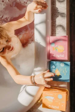 Miniu Gwiazdka - kula do kąpieli dla dzieci tworząca kolorowy wir, 120 g