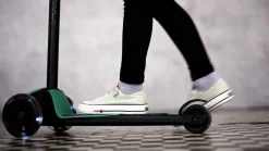 Scootandride Highwaykick 5 LED Hulajnoga trójkołowa balansowa ze świecącymi kółkami 5+ Forest