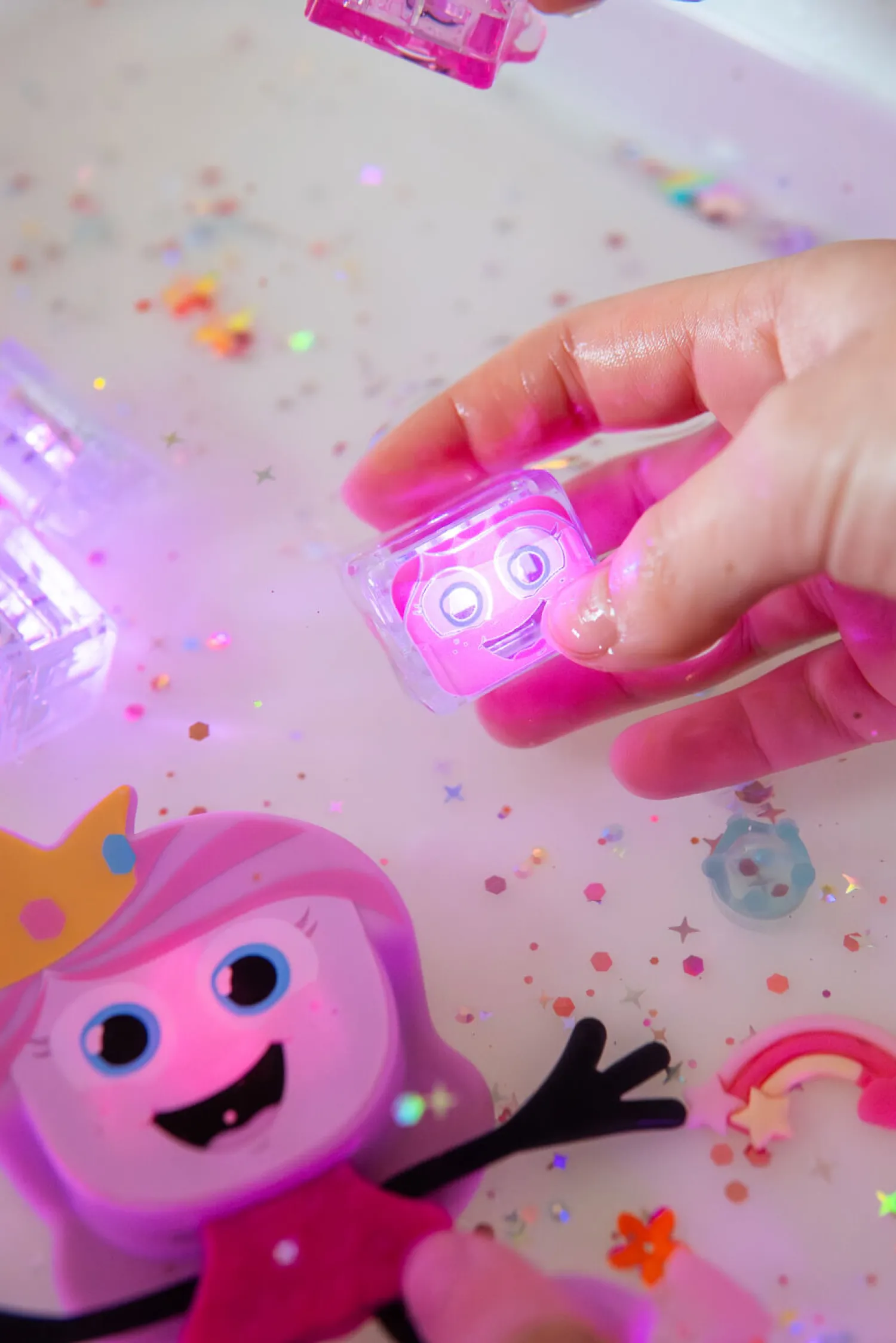 Glo Pals Kostki sensoryczne świecące w wodzie Ida księżniczka - zabawka kąpielowa, różowy