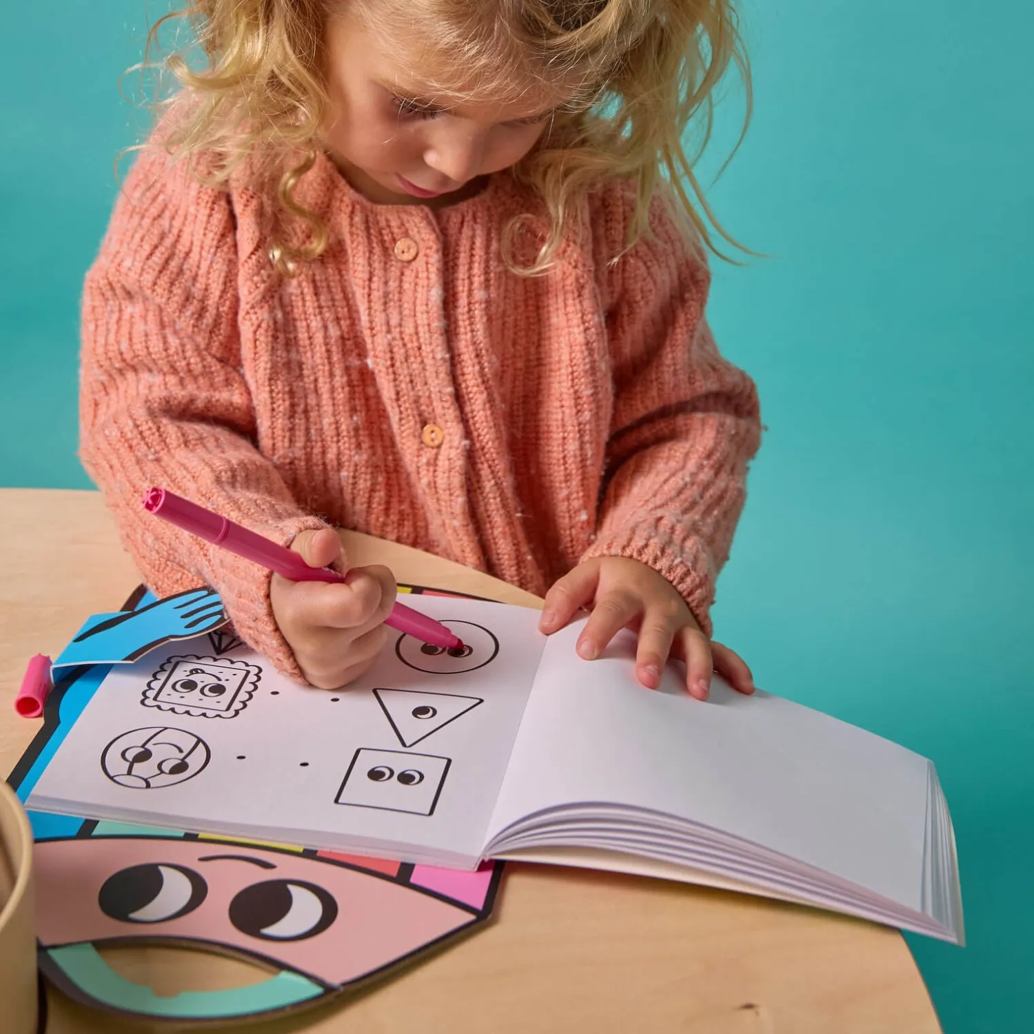 OMY Książeczka Montessori z naklejkami FIGURY I KSZTAŁTY