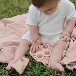 Mushie Kwiatek Press Toy - rose, blush, sand