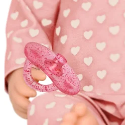 LullaBaby Lalka niemowlę ze smoczkiem, w piżamce w serduszka i czapeczce