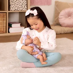 LullaBaby Lalka niemowlę ze smoczkiem, w ubranku w kwiatuszki i opasce, wersja fioletowa