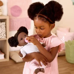 LullaBaby Lalka niemowlę z włosami i smoczkiem, w dwuczęściowym ubranku - ciemnoskóra brunetka