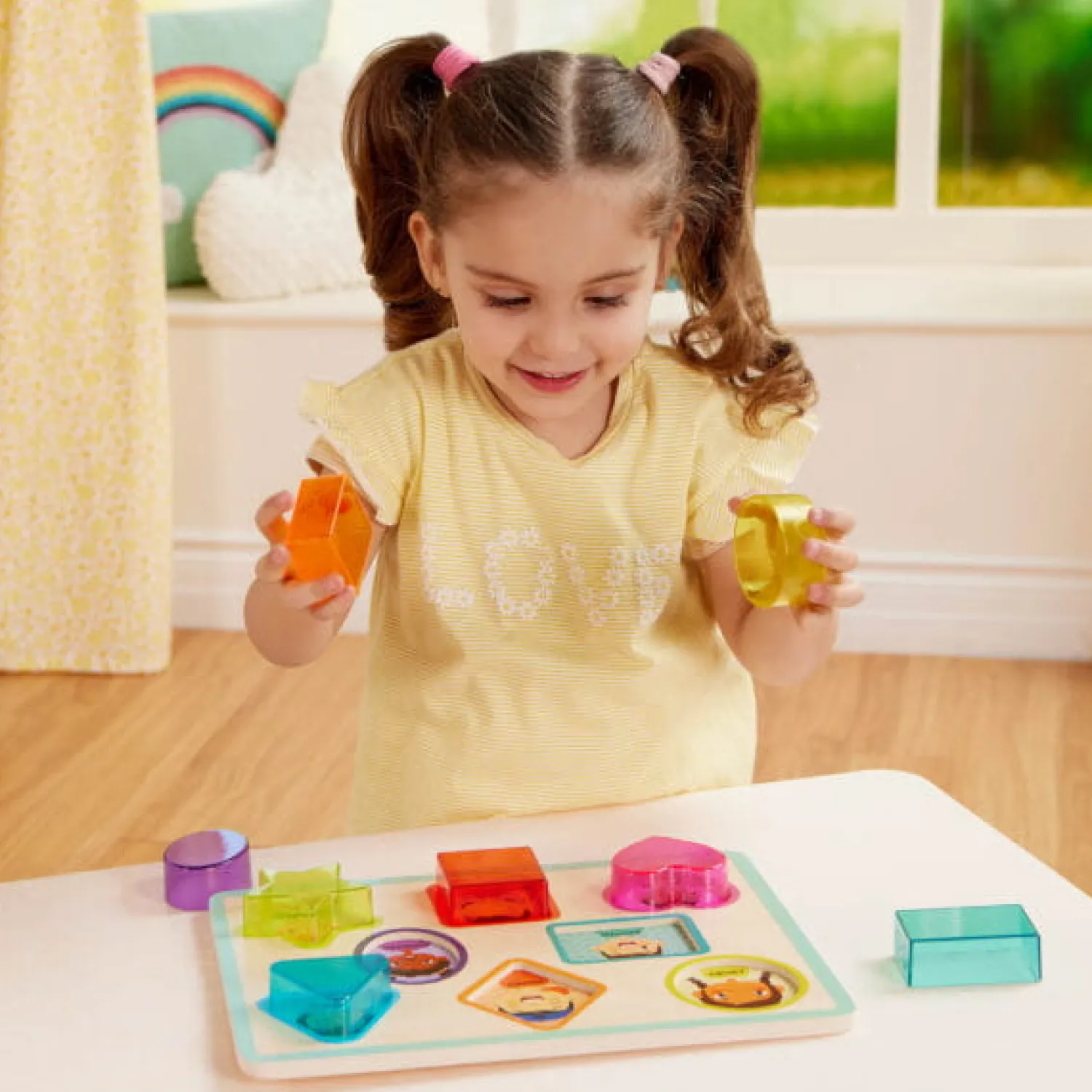 B.Toys Peek & Explore - Shapes & Emotions : drewniana układanka kształty i emocje z kolorowym filtrem