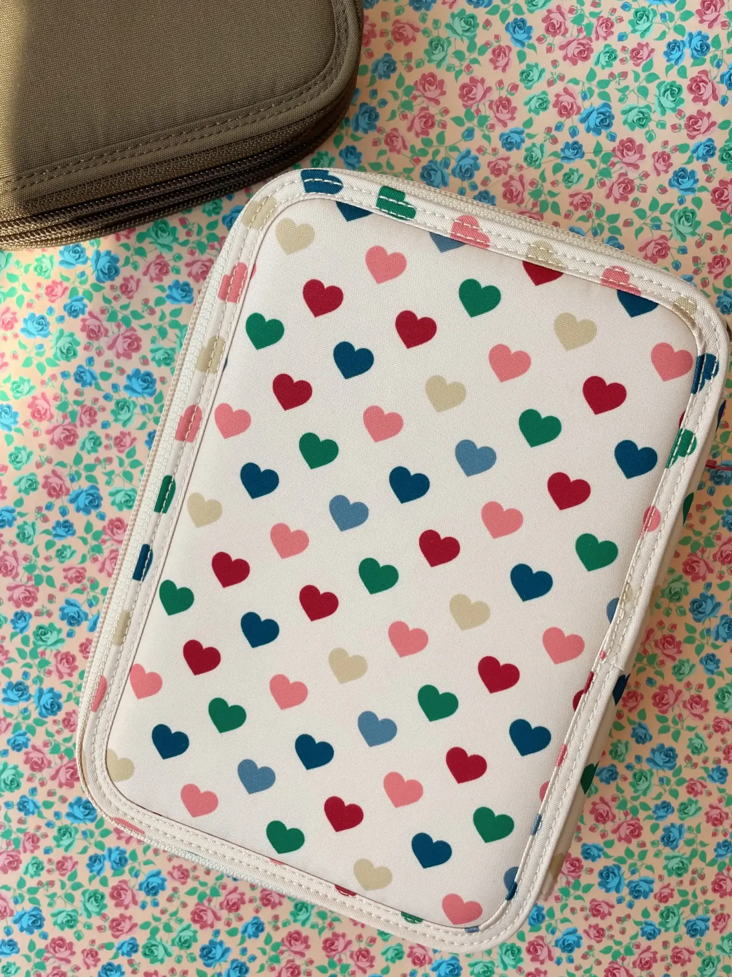 Dzieci Konges slojd Piórnik Clover z wyposażeniem - coeur colorè frappe