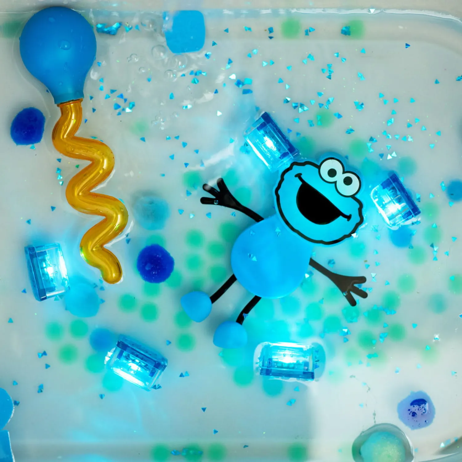 Glo Pals Postać do kąpieli Ciasteczkowy Potwór Ulica Sezamkowa - zestaw z dwiema kostkami sensorycznymi świecącymi w wodzie