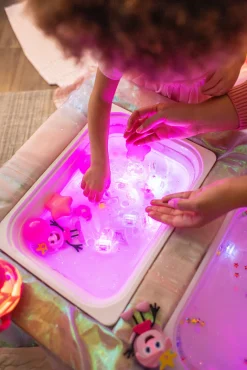 Glo Pals Postać do kąpieli Ida - zestaw z dwiema kostkami sensorycznymi świecącymi w wodzie