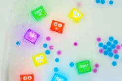 Glo Pals Postać do kąpieli Sammy - zestaw z dwiema kostkami sensorycznymi świecącymi w wodzie
