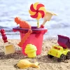 B.Toys Sands Ahoy! – wiaderko z akcesoriami do piasku CZERWONE