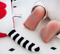 Lullalove Super Zabawka MrB - przytulanka termofor na kolkę, kontrastowe kolory
