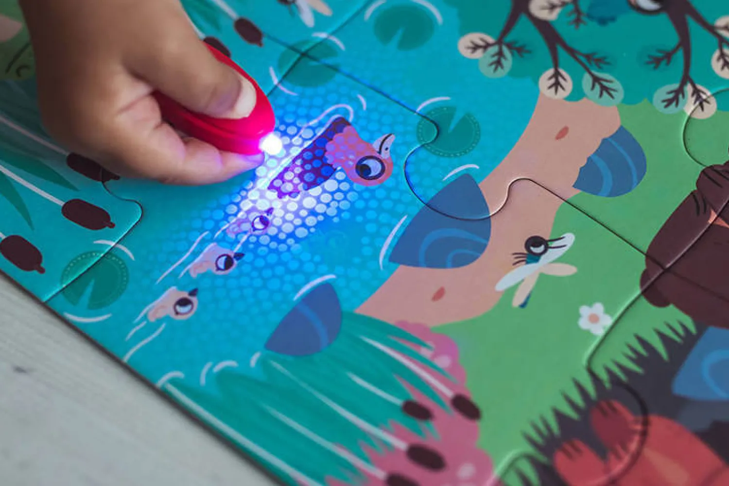 Janod Świecące puzzle z mini-lampką UV Las 24 elementy 3+