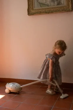 Konges slojd Zabawka odkurzacz - cherry