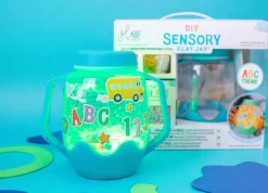 Glo Pals Zestaw sensoryczny DIY, świecący słoik z brokatami i figurkami Fun Fillers + naklejki gratis - ABC